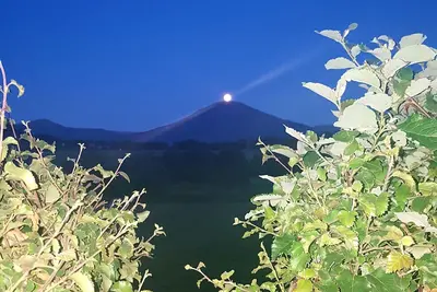 Image de Kjørsvik Øvre, appartement dans ferme avec vue panoramique sur la mer et les montagnes.