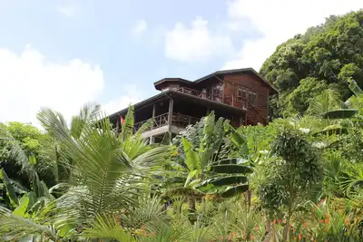 Image de Spectaculaire Villa située dans un jardin tropical avec vue panoramique sur l'océan / Breeze