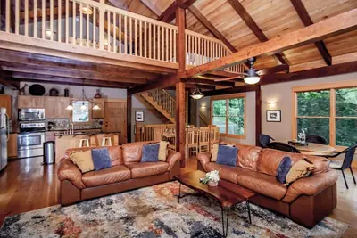 Image de Nuit gratuite: faites des souvenirs d'Ozarks dans cette maison personnalisée Lakefront Post and Beam