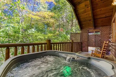 Image de ★★ Cabane romantique nichée dans les bois ★ Jacuzzi ★ Wifi ★ Près de la ville ★★
