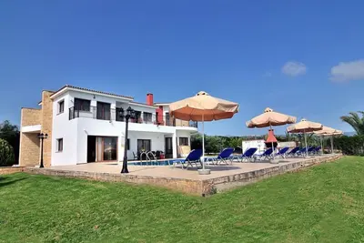 Image de Peaceful Coral Bay House | Villa Pikni | 5 bedrooms | Extra large pool | Short Drive to Resort Centre