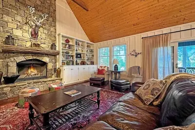 Image de * Nouveau * Belle maison sur mesure à seulement 3, 8 milles du centre-ville de Highlands