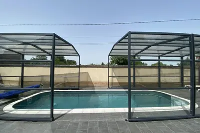 Image de Gîte de grande capacité avec piscine privée, couverte et chauffée, bain nordique