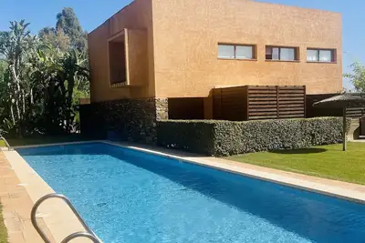 Image de Belle maison design sur un terrain de golf parfaite pour les familles