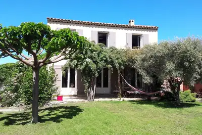Image de Bastide  avec piscine à Robion au pied du Luberon 8 personnes