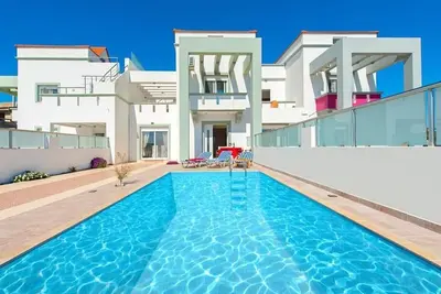 Image de Une villa en bord de mer pour des vacances d'été parfaites. Villa B - Blue Pearl
