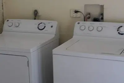 Image de Grande maison sur le côté nord frais avec des vues stellaires et de grandes terrasses