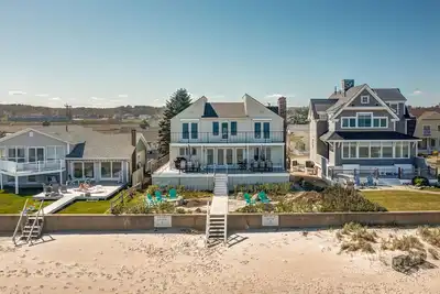 Image de Emplacement incroyable avec vue panoramique sur la plage et l'océan, cette maison a tout!