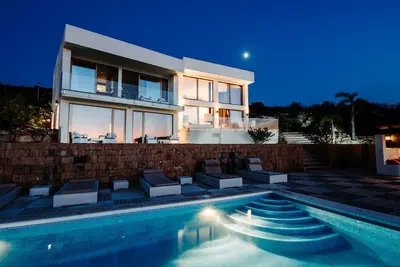 Image de Villa built 2016, heated Pool, jaccuzzi, stunning views.