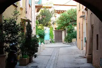 Image de Maison ancienne avec jardin et chambres climatisées - centre vieux Cogolin
