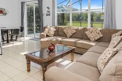 Image de Spacieuse villa de 4 chambres / 3 bains avec piscine fermée, à quelques minutes de Disney et Universal