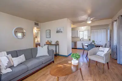 Image de Nouveau! Bungalow Tucson moderne avec foyer! Près de l'UofA et du centre-ville!