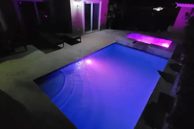 Image de Incroyable tout nouveau 2 lits / 2 bains, avec piscine
