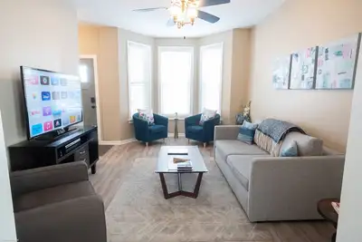 Image de Spacieux et moderne pour les familles North Center Apt - Près de Wrigley Field