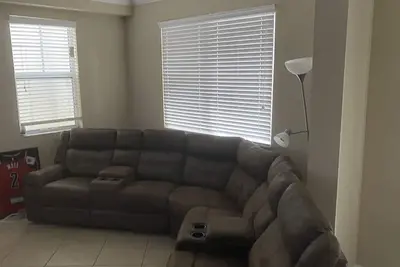 Image de situé à 10 minutes du stade de hard rock. maison de ville près des points de vente et des restaurants