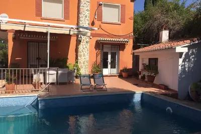 Image de Magnificent villa with 4 bedrooms, two bathrooms, kitchen, living room 2 porches, pool and field. Two little kids from the casino of granada, 10 minutes from the center of the city of granada and 20 minutes from sierra nevadas, without forgetting that the