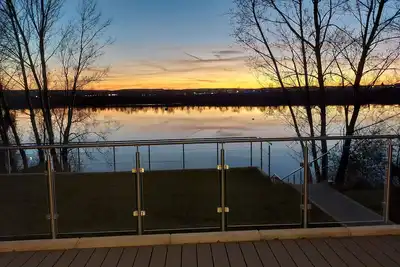 Image de Maison moderne au bord du lac