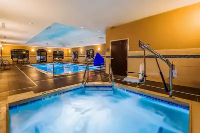 Image de Suite équipée avec espace de conférence | Petit-déjeuner quotidien gratuit + piscine intérieure