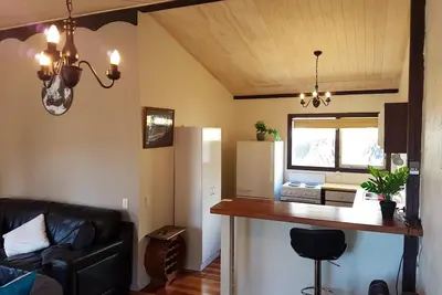 Image de En face de la plage de Waikanae et des cafés.