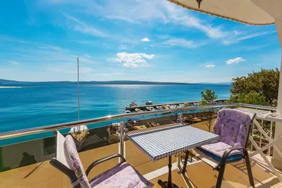 Image de Appartement de vacances avec climatisation, Internet et balcon avec vue sur la mer