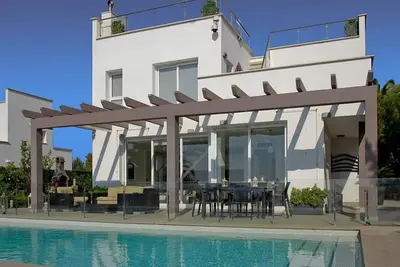 Image de Fantastic Son Bou Villa | 4 Bedrooms | Villa De La Brisa | Stunning Sea Views | Modern Interiors