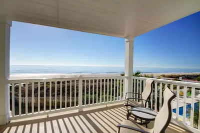 Image de Oceanfront, Condo spacieux au deuxième étage avec une vue imprenable! Piscine communautaire et ascenseur!