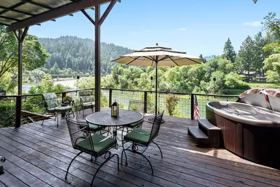 Image de Excellent pour les familles! Marchez jusqu'à la rivière, restaurants. Aire de jeux et plus