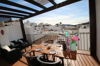 Maison de village avec vue fantastique sur le toit-terrasse à 10 minutes de Marbella