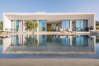 Image de Villa avec piscine à débordement