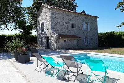 Image de Belle maison en pierre avec cheminée et piscine