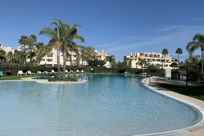 Image de Appartement de luxe avec l'une des plus grandes piscines de la côte
