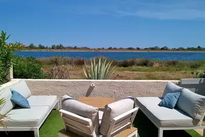 Image de Maison climatisée au bord de l'eau avec véranda  et parking