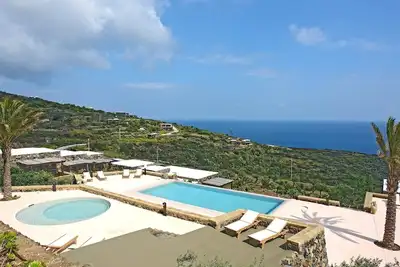 Image de Situé dans l'un des endroits emblématiques de Pantelleria l'Arco dell'Elefante côté Est