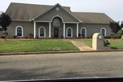 Image de Spacieux, très propre, maison. Peut accueillir jusqu'à 16!