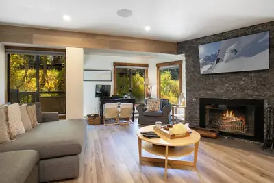 Image de Condo abordable près du cœur de Vail, accès facile aux activités, bain à remous