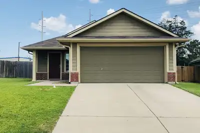 Image de Aggie Home avec une grande cour