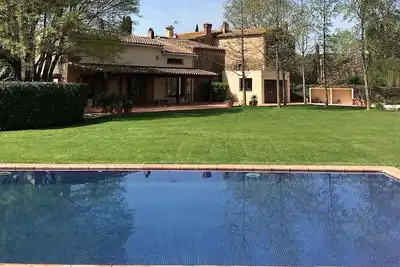 Image de Maison très chaleureuse et confortable avec un grand jardin relaxant et intime
