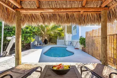 Image de Maison au bord de l'eau de style Key West avec ascenseur à bateaux et emplacement de choix!