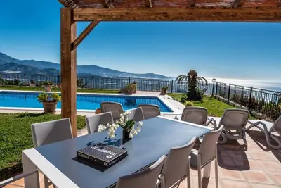 Villa de style andalou avec vue sur la mer