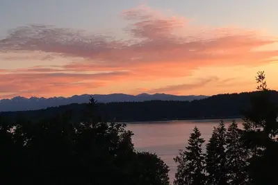 Image de Maison détendue et agréable avec vue sur l'eau et la montagne