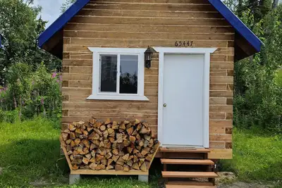 Image de Découvrez l'Alaska dans cette authentique cabane en rondins de cèdre à coupe brute!