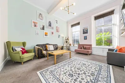 Image de Appartement victorien récemment rénové dans le West End!