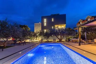 Image de Villa Topaze avec piscine chauffée, 5 chambres, jacuzzi, sauna, salle de gym, plage de sable 90m