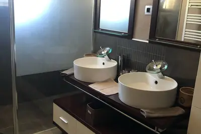 Image de Villa familiale avec piscine proche côte bleue