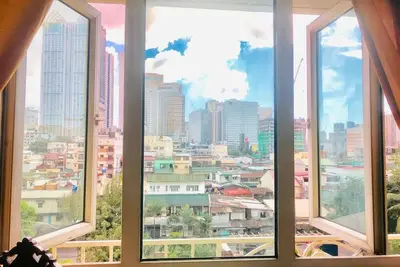 Condo Sunny Side donnant sur Makati Metro Manille avec piscine du complexe.