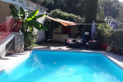 Image de Villa 6 pièces avec piscine dans son écrin de verdure