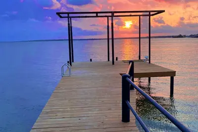 Image de Nouveau front de lac moderne en eau libre