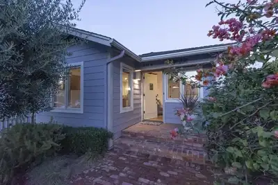 Image de Centre ville! Sweet Spot Cottage - Retraite privée un pâté de maisons à l'est de Lower State St.