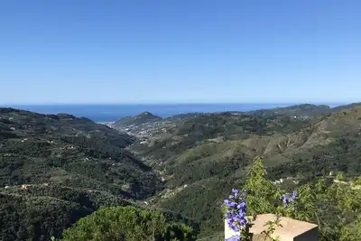 Image de Vue panoramique sur les montagnes liguriennes et la mer Méditerranée