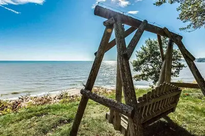 Image de 4 acres, 4 chambres et plus de 110 pieds de plage sur le lac Huron!